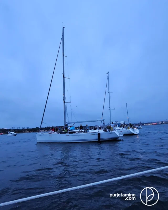 🌫️ Alati ei pea päike paistma, et merel hea oleks…

Udune taevas, kerge tuul ja vaade linnale – meri on oma võluga igal õhtul teistsugune.

Broneeri privaatne purjereis:
📨info@purjetamine.com
📞‭+372 5557 7417‬
🌐 purjetamine.com

#tallinn #purjetamine #visitestonia #giftcard #elamusmerel #loomehetki #sailing #sea